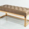 Sitzbank Chesterfield M-DEKO LPP-4 nach Maß aus Holz, mit Schuhregal und gestepptem Sitz aus hellbraunem Kunstleder