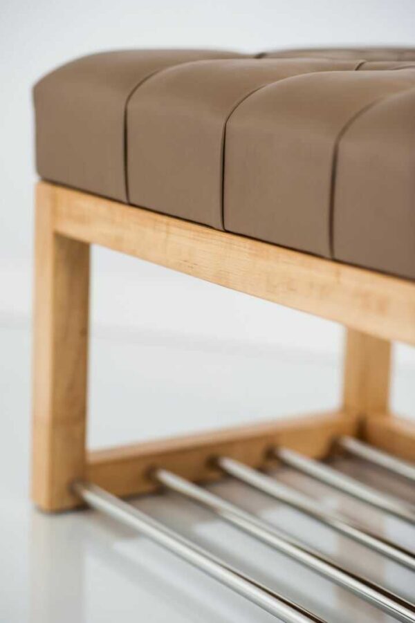 Sitzbank Chesterfield M-DEKO LPP-4 nach Maß aus Holz, mit Schuhregal und gestepptem Sitz aus hellbraunem Kunstleder