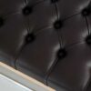 Sitzbank Chesterfield M-DEKO LPP-4 nach Maß aus Holz, mit Schuhregal und gestepptem Sitz aus dunkelbraunem Kunstleder