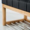 Sitzbank Chesterfield M-DEKO LPP-4 nach Maß aus Holz, mit Schuhregal und gestepptem Sitz aus schwarzem Kunstleder