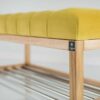 Sitzbank Chesterfield M-DEKO LPP-4 nach Maß aus Holz mit Schuhregal und gestepptem Sitz aus gelbem Velours