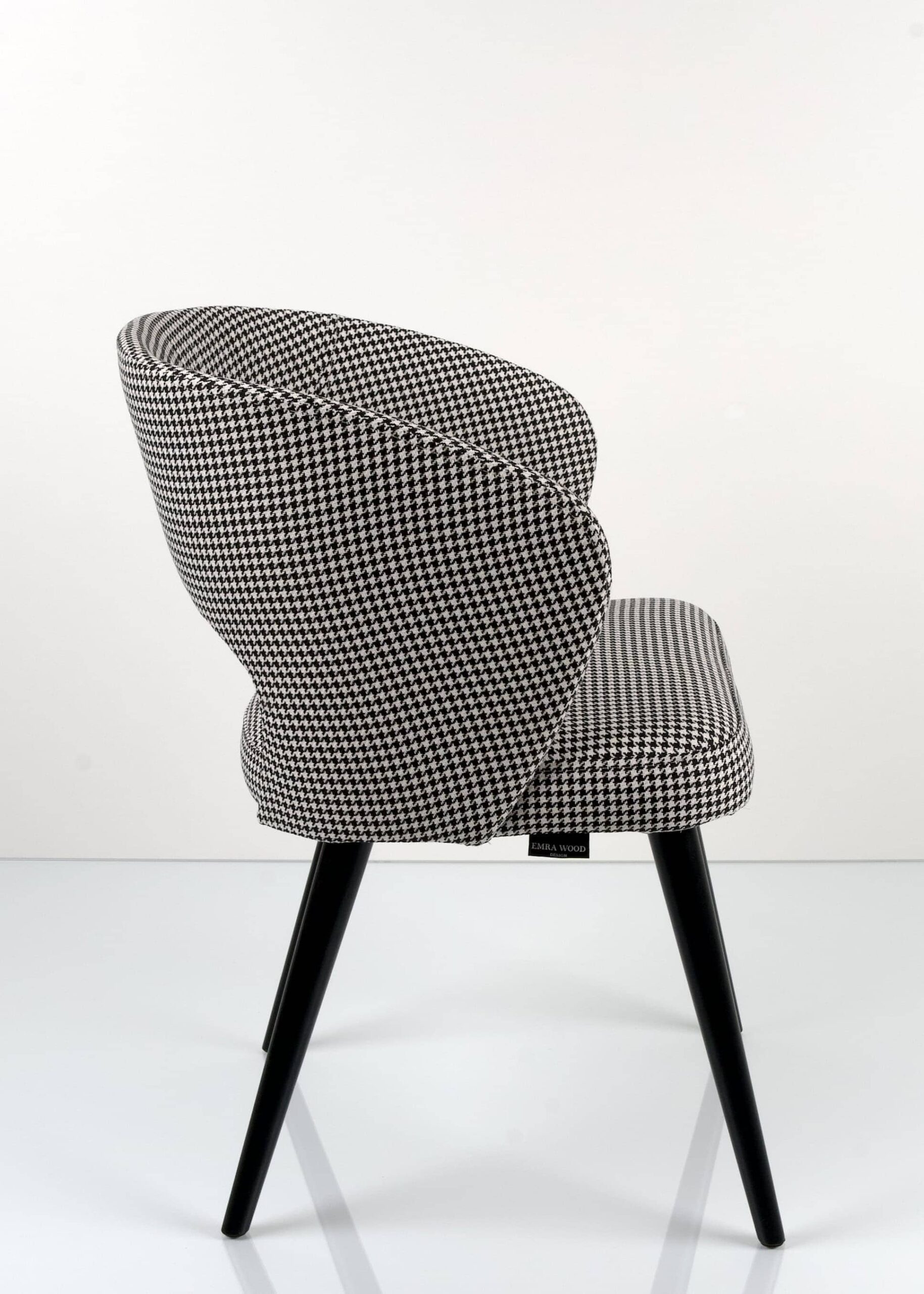 M-Deko Stuhl KR-8 Deluxe – Moderner gepolsterter Designstuhl mit Holzbeinen Moderner Deko Stuhl Deluxe KR-8, gepolstert mit ergonomischer Rückenlehne und stabilen Holzbeinen – eleganter Designstuhl für Esszimmer, Wohnzimmer oder Cafeteria.