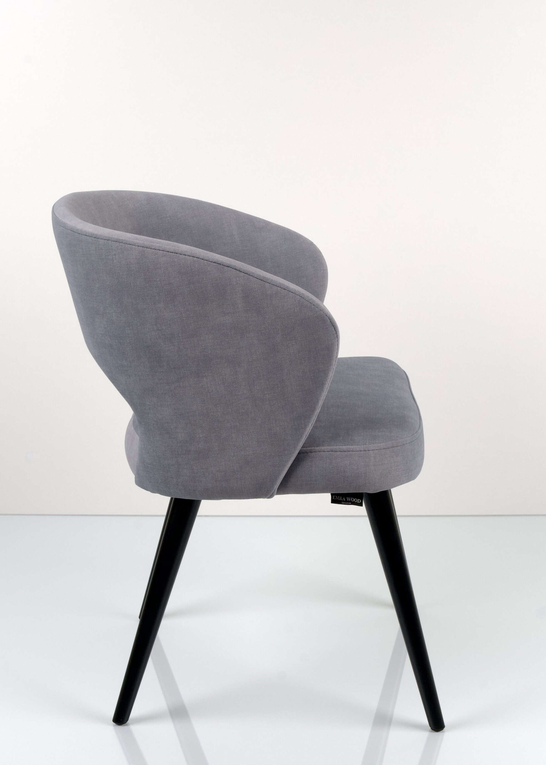 M-Deko Stuhl KR-8 Deluxe – Moderner gepolsterter Designstuhl mit Holzbeinen Moderner Deko Stuhl Deluxe KR-8, gepolstert mit ergonomischer Rückenlehne und stabilen Holzbeinen – eleganter Designstuhl für Esszimmer, Wohnzimmer oder Cafeteria.