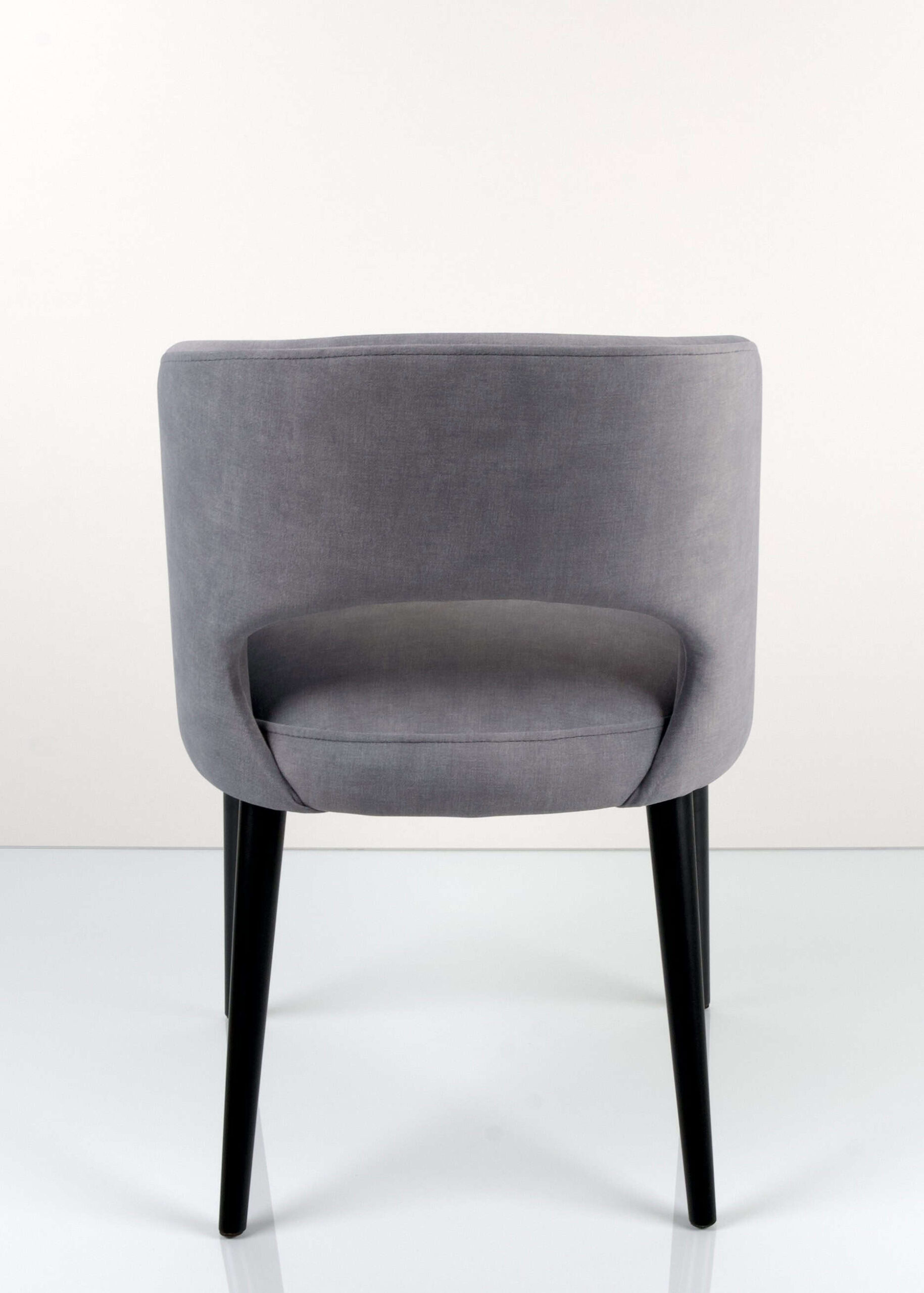 M-Deko Stuhl KR-8 Deluxe – Moderner gepolsterter Designstuhl mit Holzbeinen Moderner Deko Stuhl Deluxe KR-8, gepolstert mit ergonomischer Rückenlehne und stabilen Holzbeinen – eleganter Designstuhl für Esszimmer, Wohnzimmer oder Cafeteria.