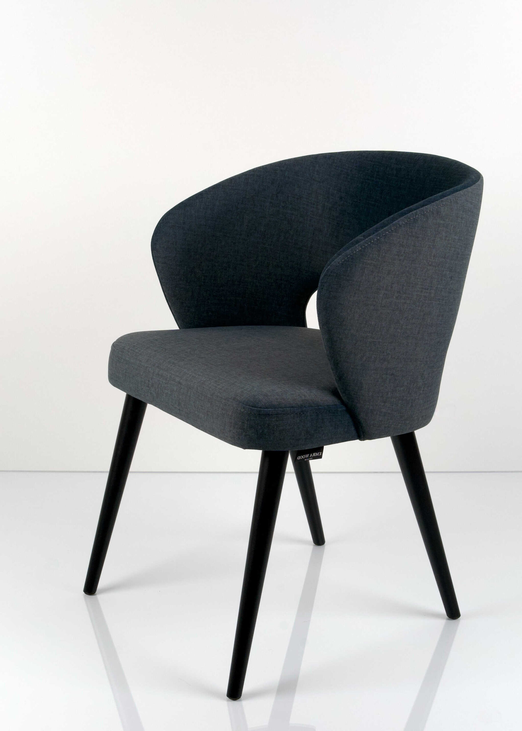 M-Deko Stuhl KR-8 Deluxe – Moderner gepolsterter Designstuhl mit Holzbeinen Moderner Deko Stuhl Deluxe KR-8, gepolstert mit ergonomischer Rückenlehne und stabilen Holzbeinen – eleganter Designstuhl für Esszimmer, Wohnzimmer oder Cafeteria.