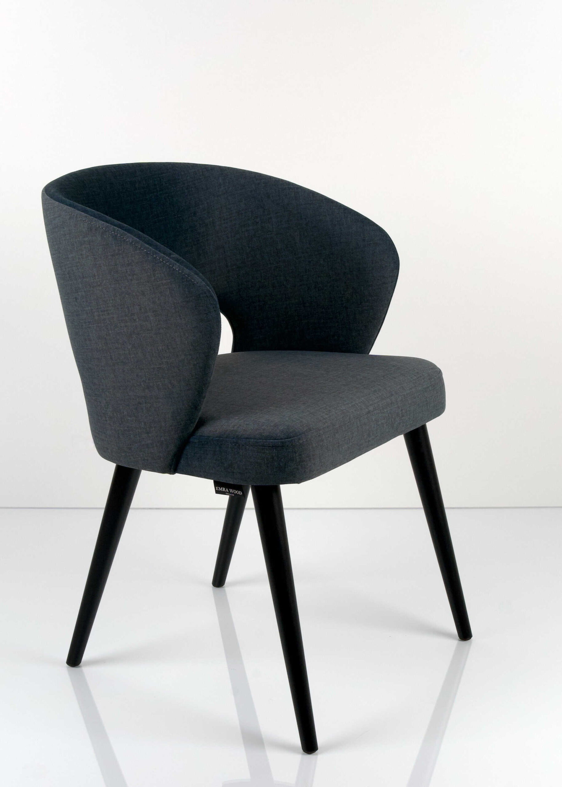 M-Deko Stuhl KR-8 Deluxe – Moderner gepolsterter Designstuhl mit Holzbeinen Moderner Deko Stuhl Deluxe KR-8, gepolstert mit ergonomischer Rückenlehne und stabilen Holzbeinen – eleganter Designstuhl für Esszimmer, Wohnzimmer oder Cafeteria.