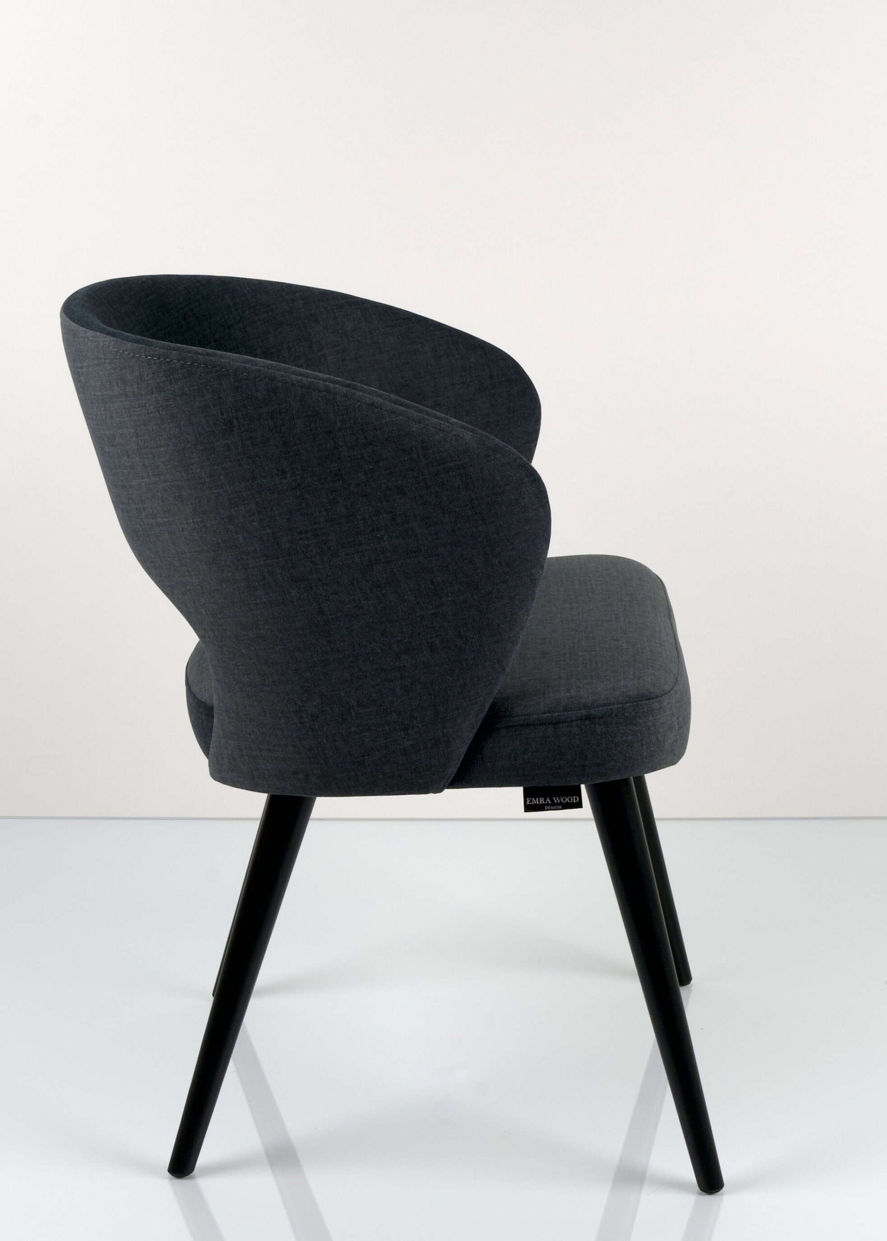 M-Deko Stuhl KR-8 Deluxe – Moderner gepolsterter Designstuhl mit Holzbeinen Moderner Deko Stuhl Deluxe KR-8, gepolstert mit ergonomischer Rückenlehne und stabilen Holzbeinen – eleganter Designstuhl für Esszimmer, Wohnzimmer oder Cafeteria.