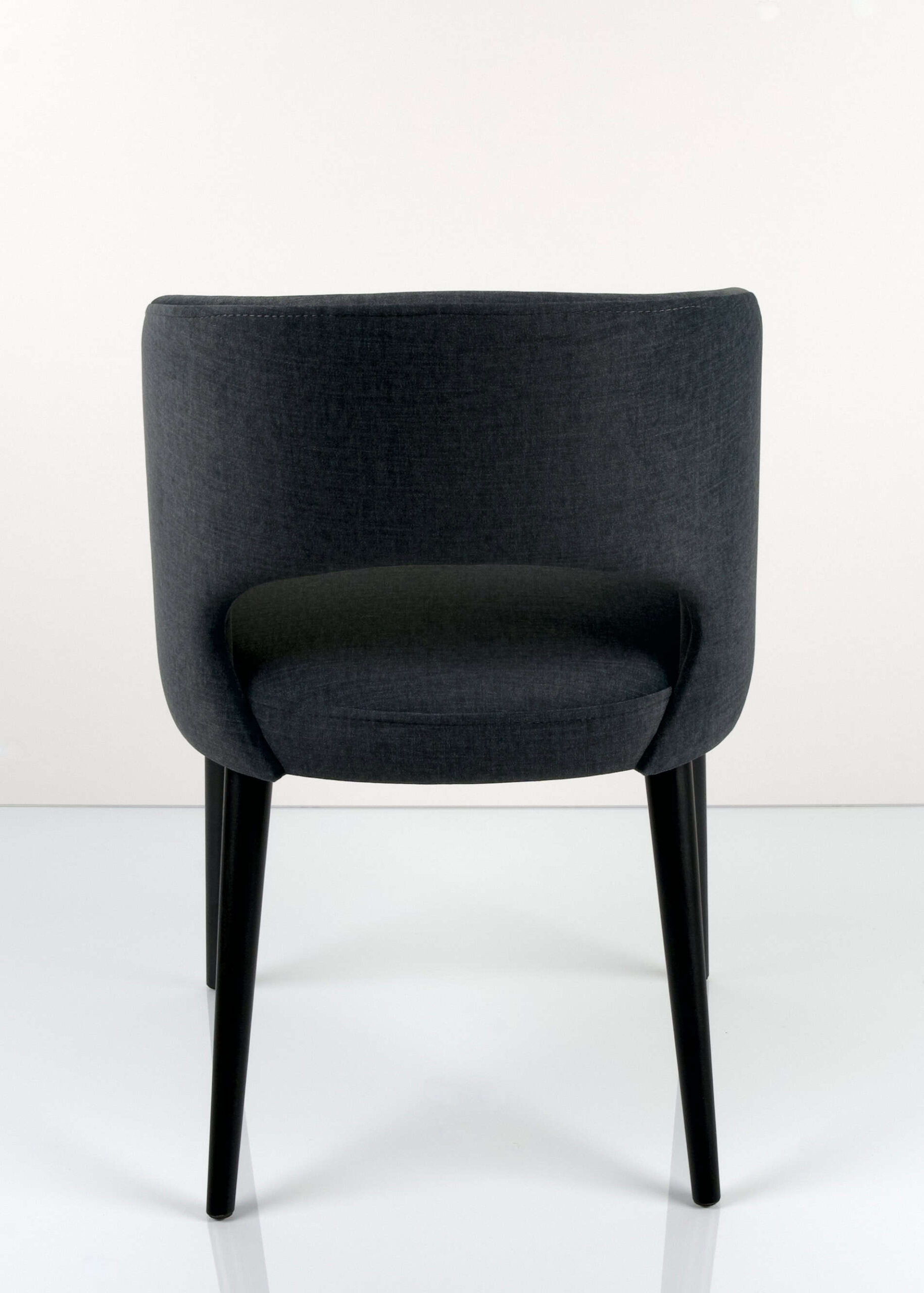 M-Deko Stuhl KR-8 Deluxe – Moderner gepolsterter Designstuhl mit Holzbeinen Moderner Deko Stuhl Deluxe KR-8, gepolstert mit ergonomischer Rückenlehne und stabilen Holzbeinen – eleganter Designstuhl für Esszimmer, Wohnzimmer oder Cafeteria.