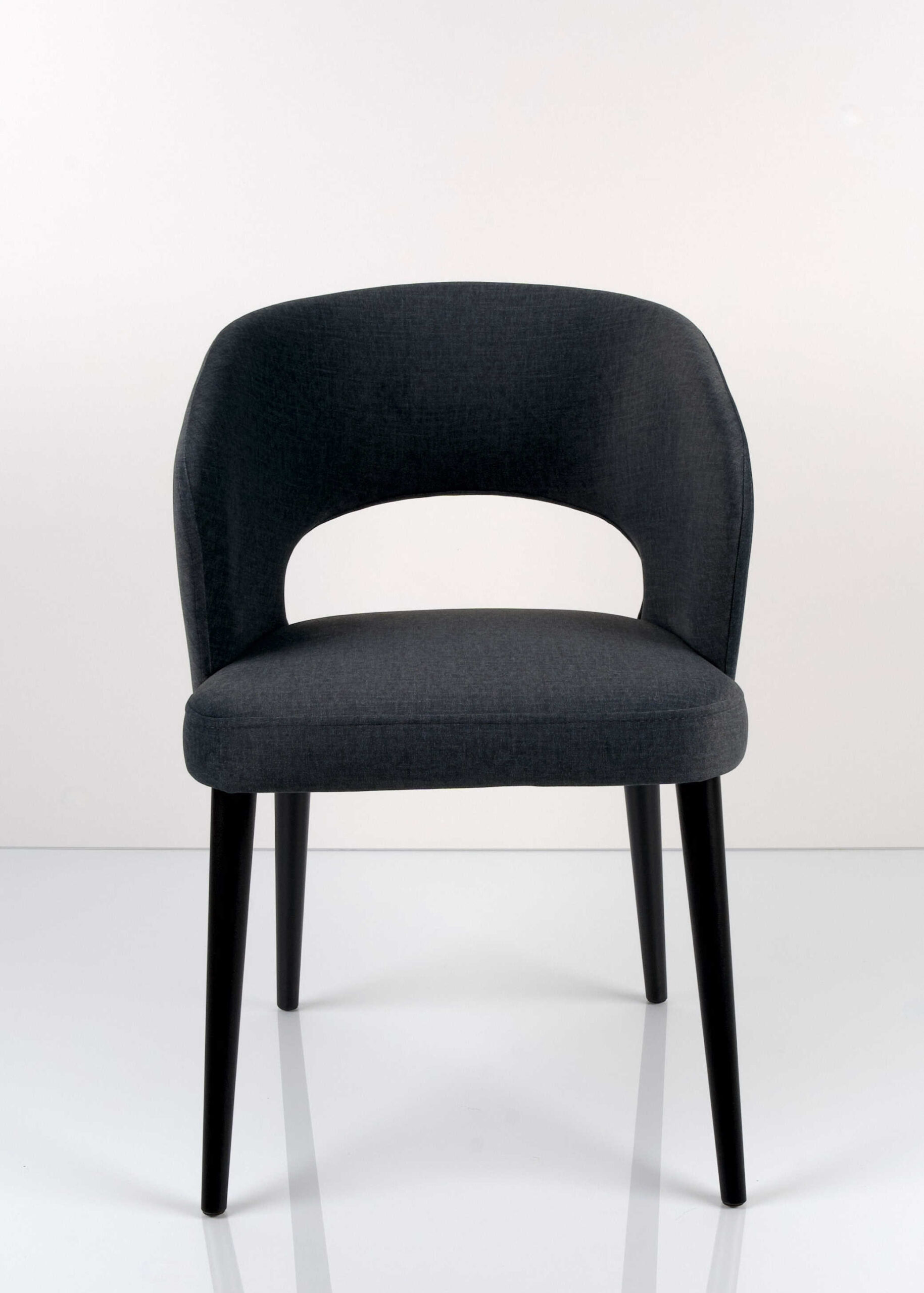 M-Deko Stuhl KR-8 Deluxe – Moderner gepolsterter Designstuhl mit Holzbeinen Moderner Deko Stuhl Deluxe KR-8, gepolstert mit ergonomischer Rückenlehne und stabilen Holzbeinen – eleganter Designstuhl für Esszimmer, Wohnzimmer oder Cafeteria.